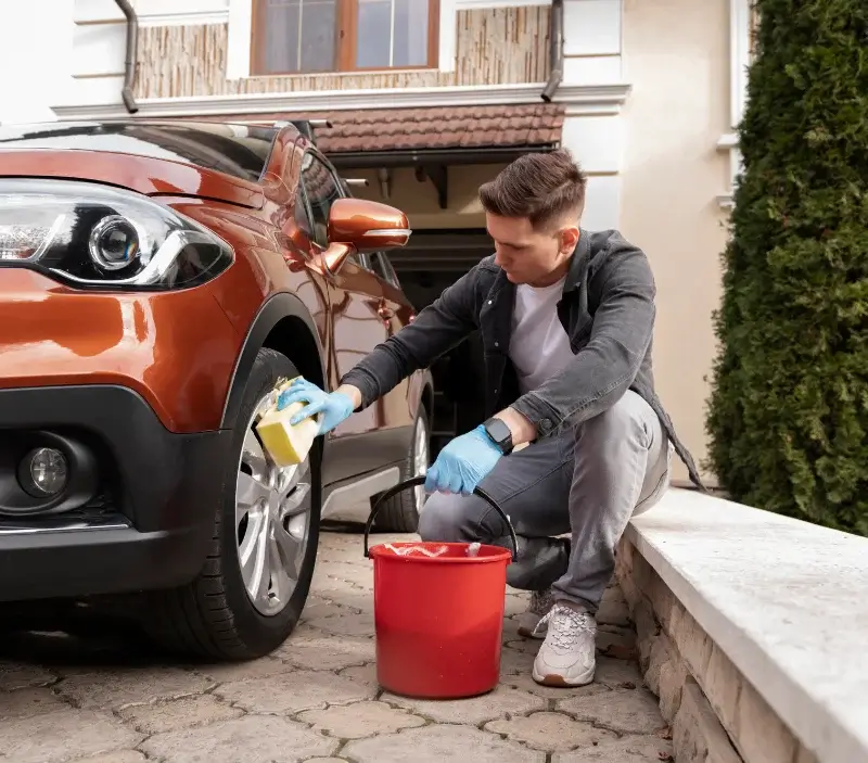 Lavage auto à domicile Marcillac-la-Croze : professionnel intervenant sur un véhicule